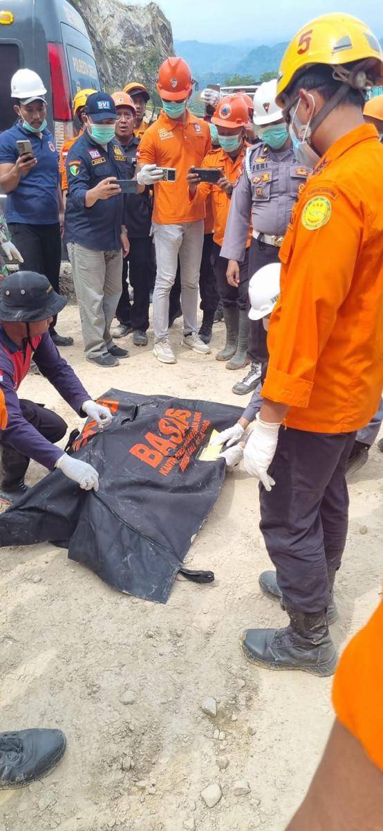 Proses evakuasi korban longsor tambang galian C Gunung Kuda Cirebon. (Dokumentasi BNPB)