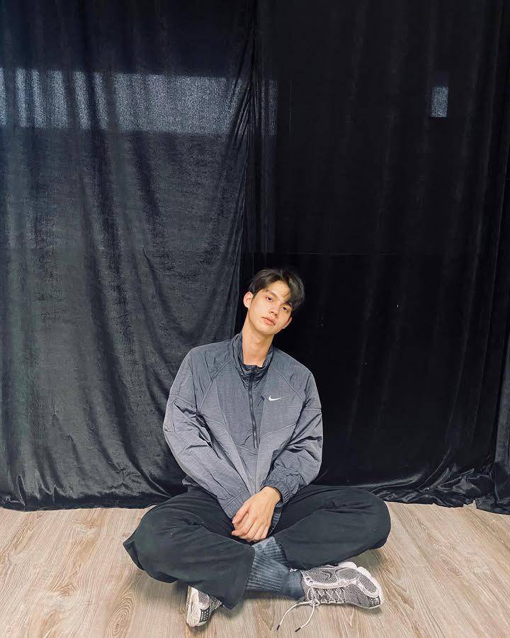 styling jaket windbreaker ala Bright Vachirawit (instagram.com/bbrightvc)