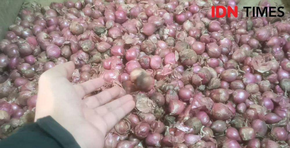 Bawang Merah di Pasar Pasir Gintung Bandar Lampung. (IDN Times/Muhaimin)