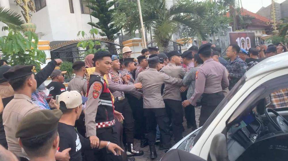Kritik 100 hari kepemimpinan Sugiri-Lisdiyarita di depan kantor DPRD Ponorogo berujung ricuh. IDN Times/ Istimewa.