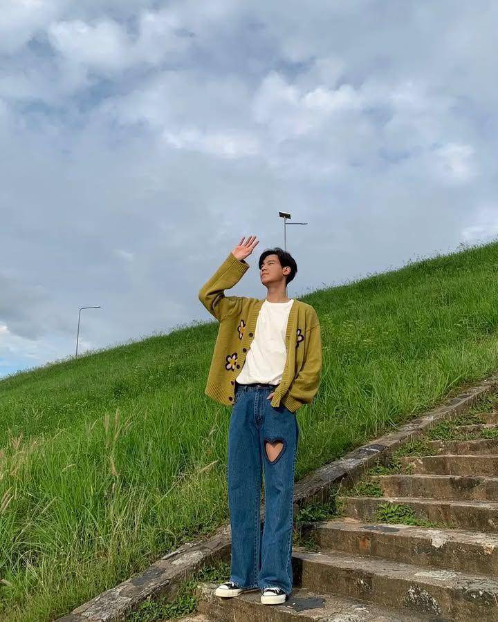 OOTD pakai cardigan ala Junior Panachai (instagram.com/junniorrs)