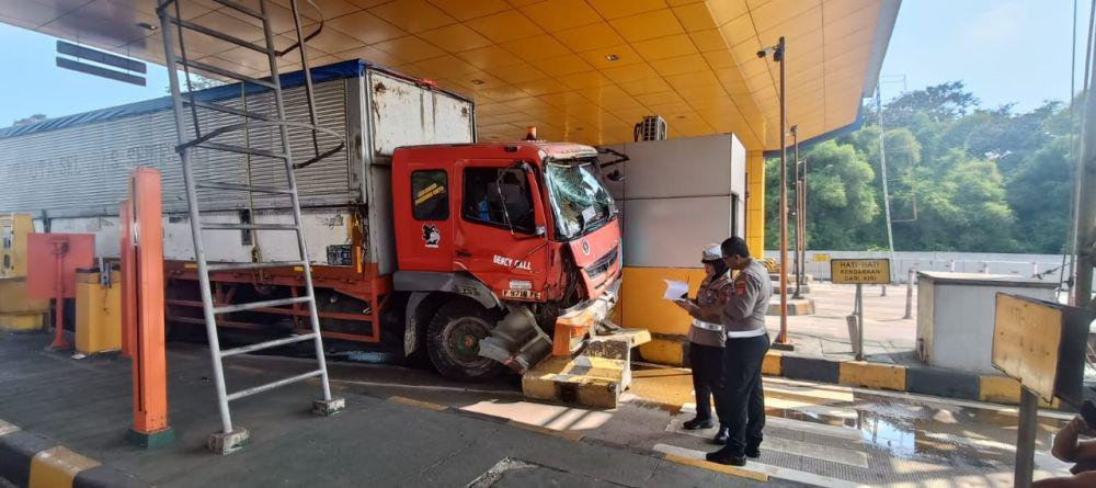 Kecelakaan di Gerbang Tol Ciawi 2 Bogor, Truk Tabrak Mobil