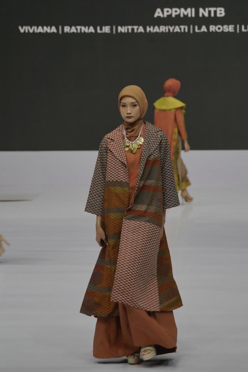 Tenun Muna Pa'a Dompu Tampil Memukau di Indonesia Fashion Week 2025