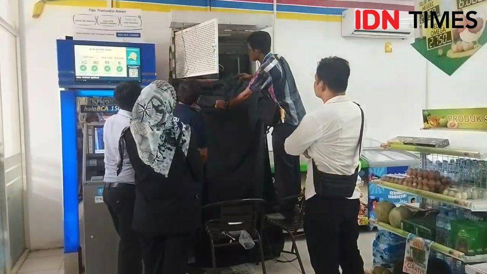 Mesin ATM di dalam Indomaret Kelurahan Mangge Kecamatan Barat Magetan dikuras kawanan maling. IDN Times/ Riyanto.