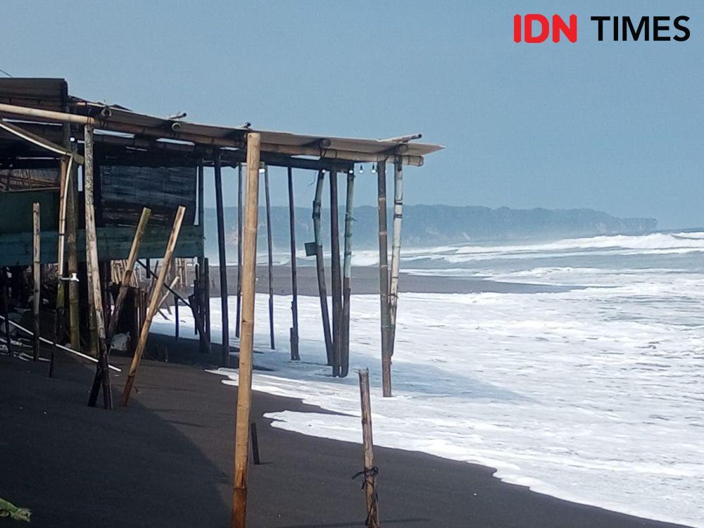 Terjangan Gelombang Pasang Pantai Selatan, 8 Rumah Makan Rusak