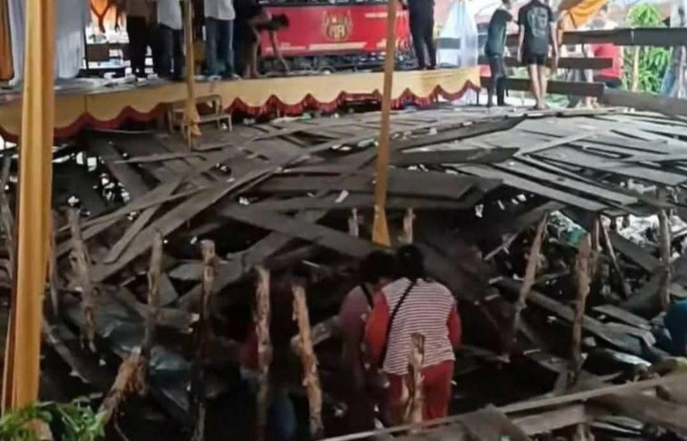 Panggung hajatan di Palembang yang roboh saat acara musik remix (Instagram: Palembangkulukilir)