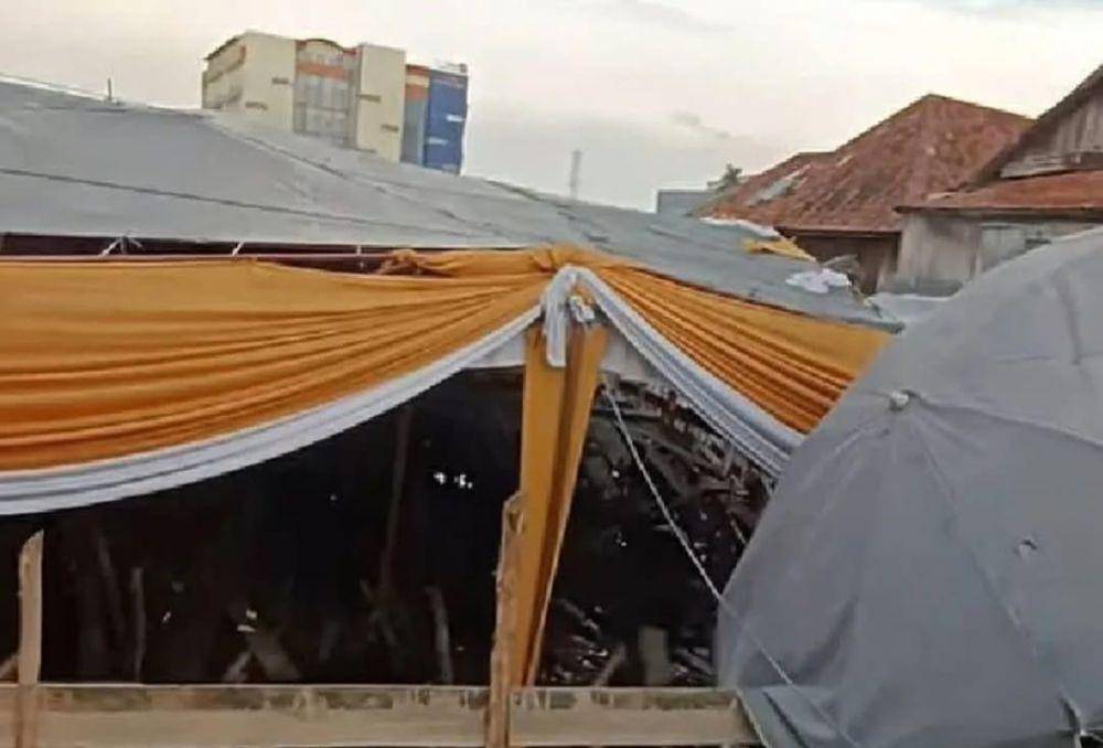 Panggung hajatan di Palembang yang roboh saat acara musik remix (Instagram: Palembangkulukilir)