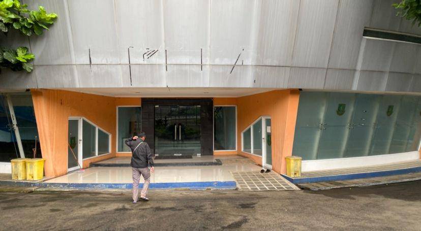 Tampak depan gedung Aher Sukabumi (IDN Times/Siti Fatimah)