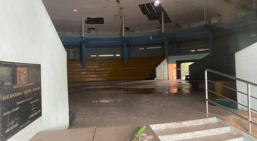 Kondisi bagian dalam gedung Aher Sukabumi (IDN Times/Siti Fatimah)