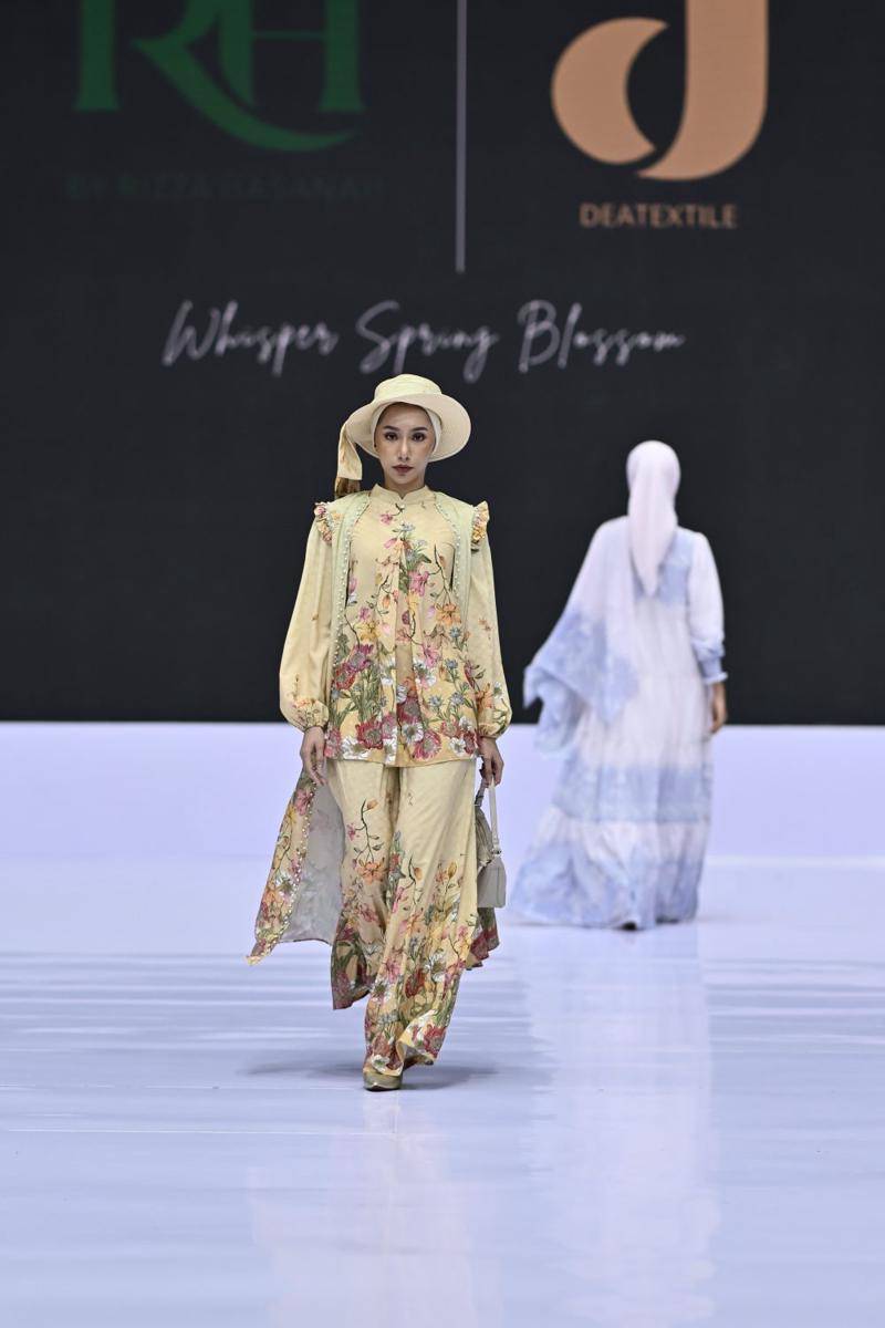 Koleksi RH by Rizza Hasanah x Dea Textile di Indonesia Fashion Week 2025 (dok. Dandy Hendrata)