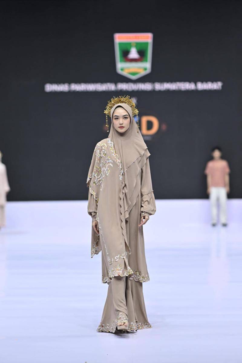 Koleksi Dinas Pariwisata Provinsi Sumatera Barat x SKD Syar'i di Indonesia Fashion Week 2025 (dok. Dandy Hendrata)