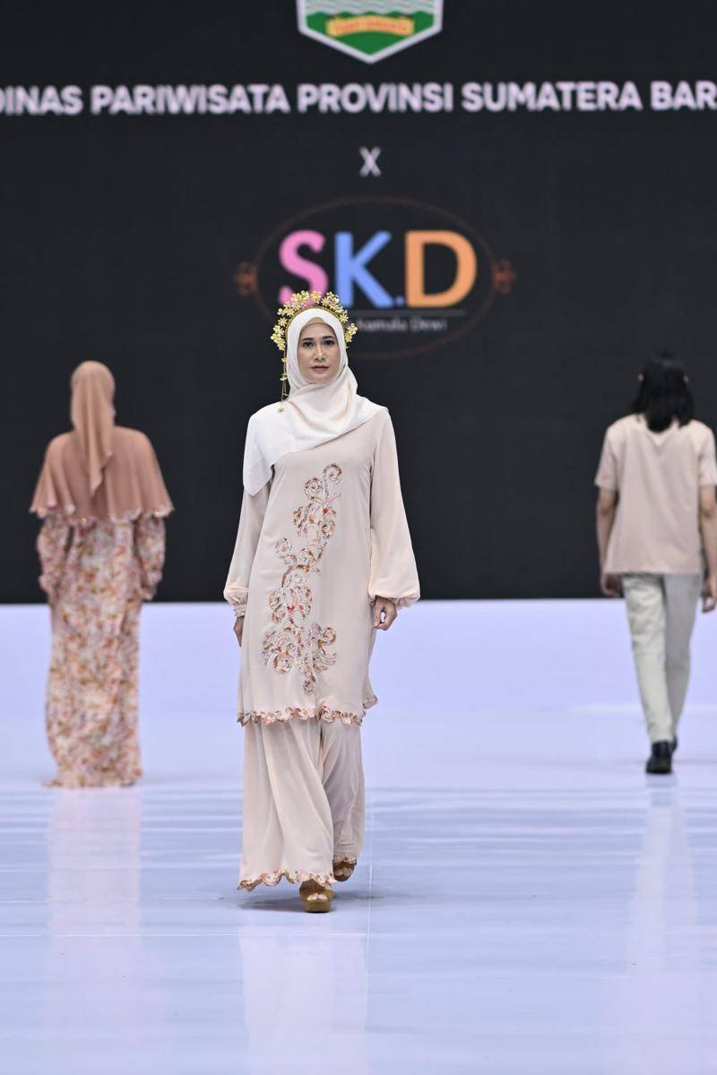 Koleksi Dinas Pariwisata Provinsi Sumatera Barat x SKD Syar'i di Indonesia Fashion Week 2025 (dok. Dandy Hendrata)