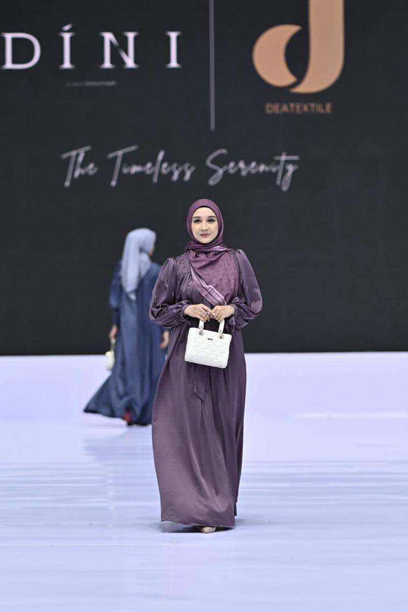 Koleksi Dini by Dini Aminarti di Indonesia Fashion Week 2025 (dok. Dandy Hendrata)