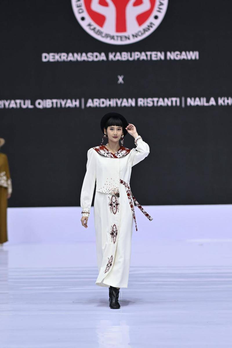 Koleksi Dekranasda di Indonesia Fashion Week 2025 (dok. Dandy Hendrata)