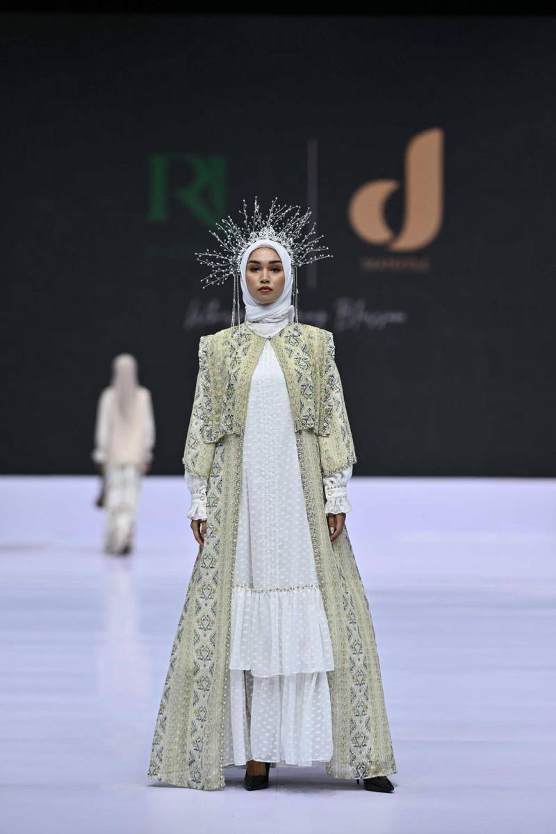 Koleksi RH by Rizza Hasanah x Dea Textile di Indonesia Fashion Week 2025 (dok. Dandy Hendrata)