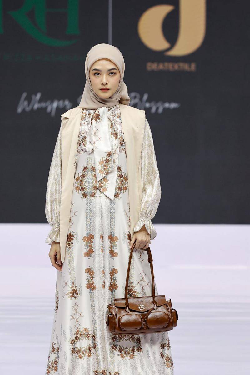 Koleksi RH by Rizza Hasanah x Dea Textile di Indonesia Fashion Week 2025 (dok. Dandy Hendrata)
