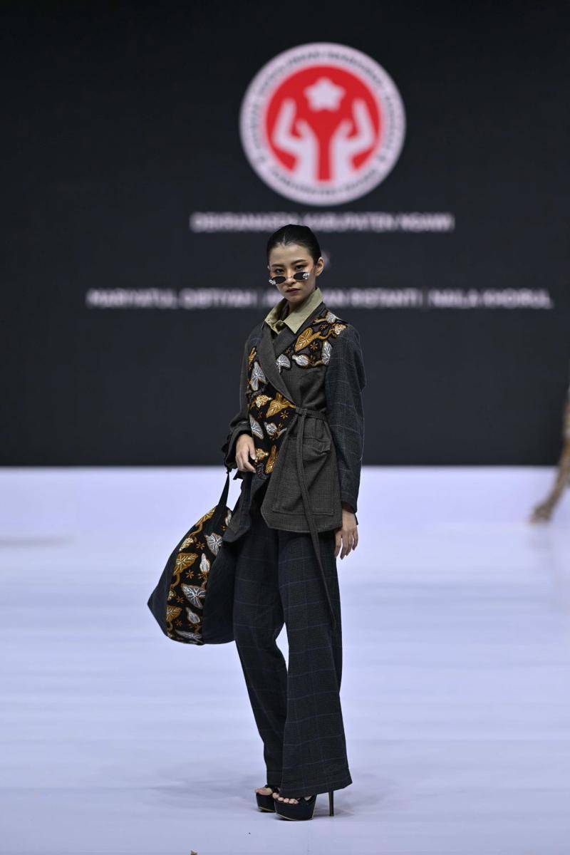 Koleksi Dekranasda di Indonesia Fashion Week 2025 (dok. Dandy Hendrata)