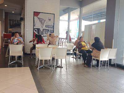 suasana kafe di Taman Topi Bogor (google.com/maps/sutrisno trisno)