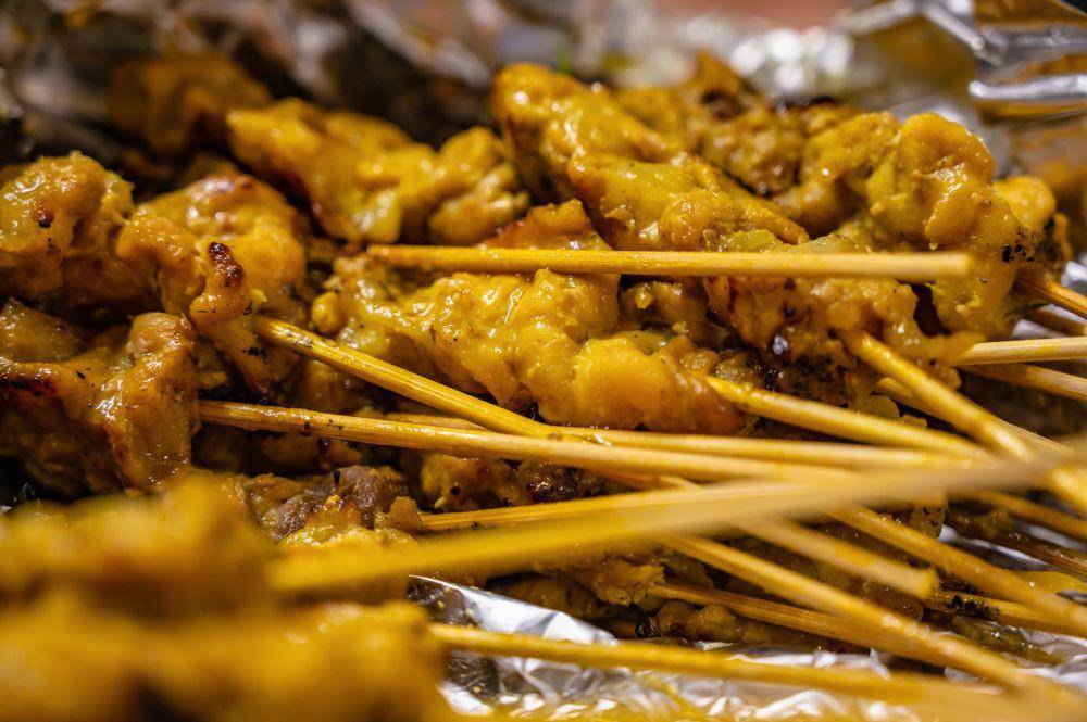 Ilustrasi daging sate setelah diungkep (vecteezy.com/Sumeth Anusornkamala)