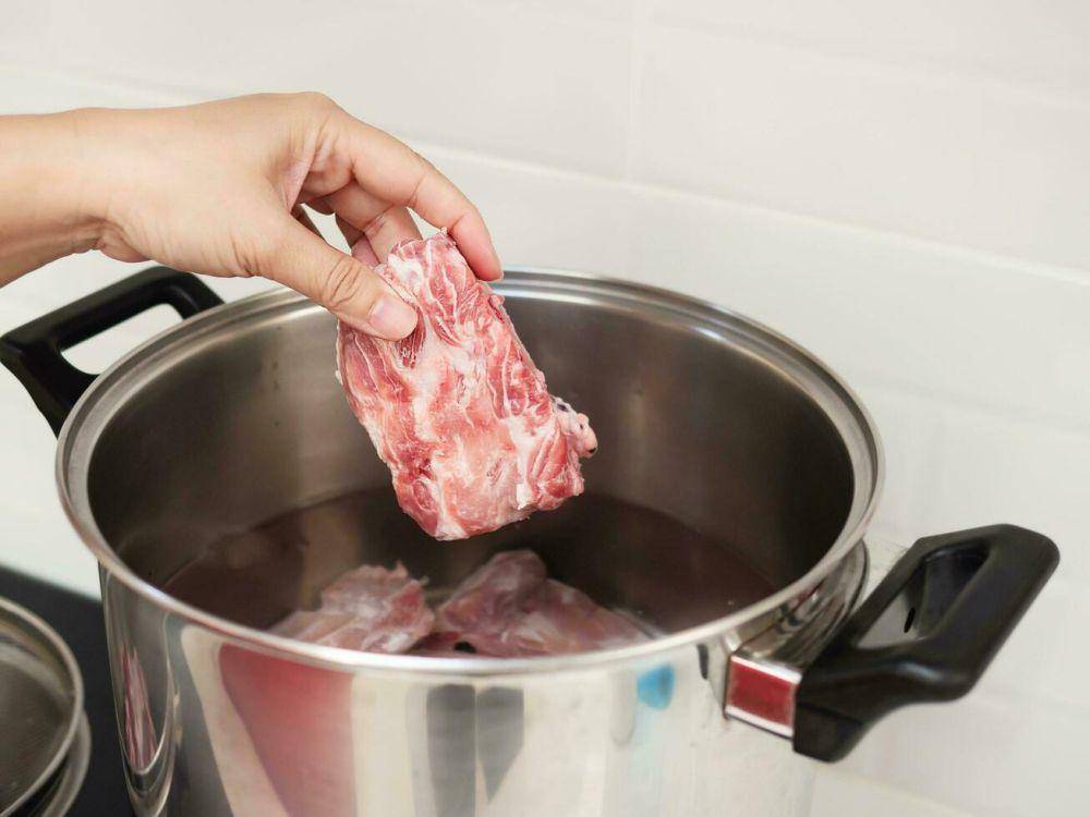 iluatrasi memasak daging kurban (vecteezy.com/Srinrat Wuttichaikitch)