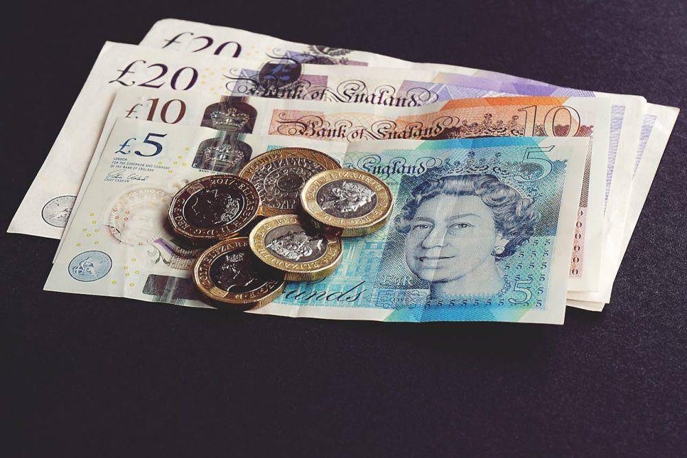 ilustrasi mata uang Pound sterling (pexels.com/Suzy Hazelwood)