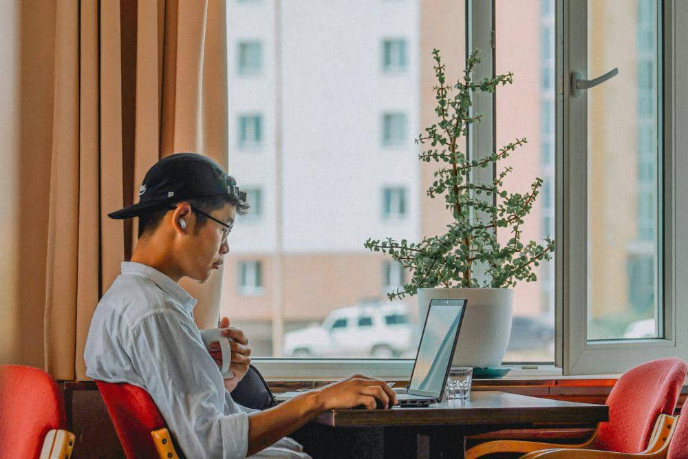ilustrasi pria yang fokus pada pendidikan (unsplash.com/oge peter)