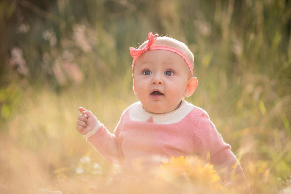 ilustrasi bayi berada di padang rumput (pexels.com/Becerra Govea Photo)