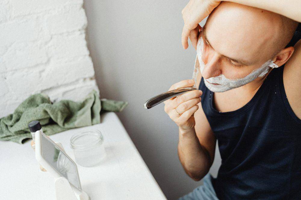 ilustrasi mencukur kumis (pexels.com/Kaboompics)