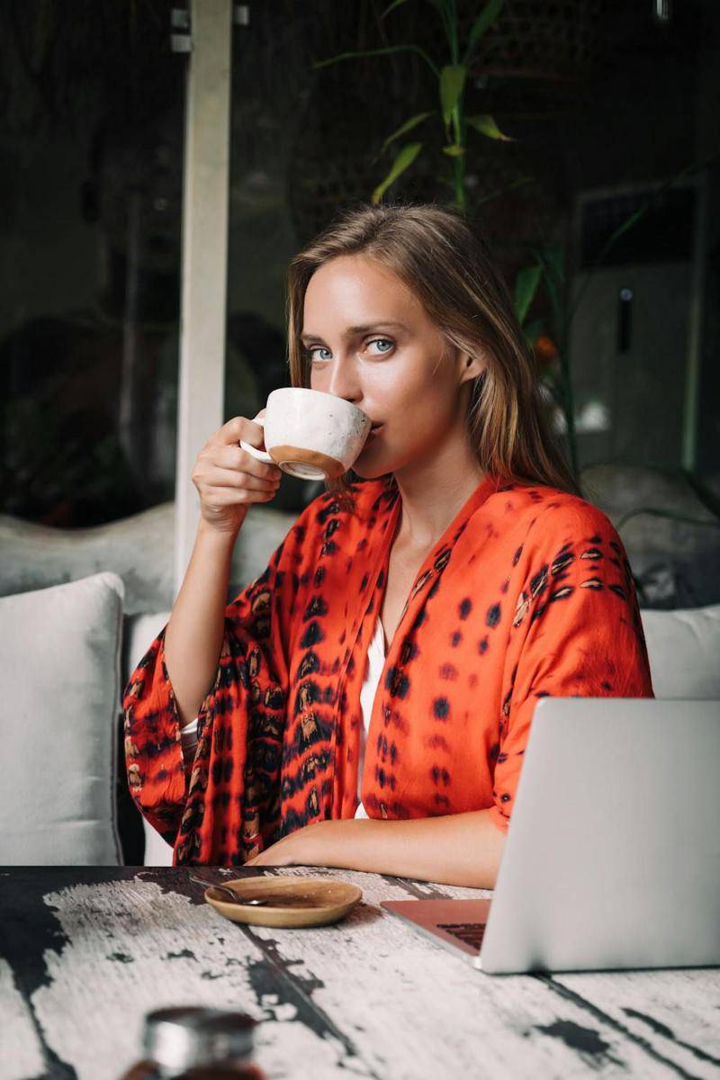 ilustrasi minum kopi (pexels.com/mikhailnov)