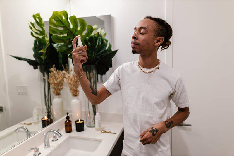 Ilustrasi menggunakan sunscreen