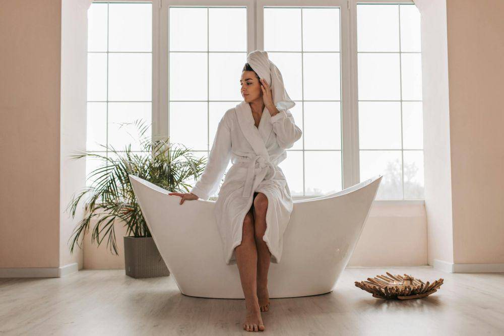ilustrasi wanita sedang memakai handuk bath robes (pexels.com/Vlada Karpovich)