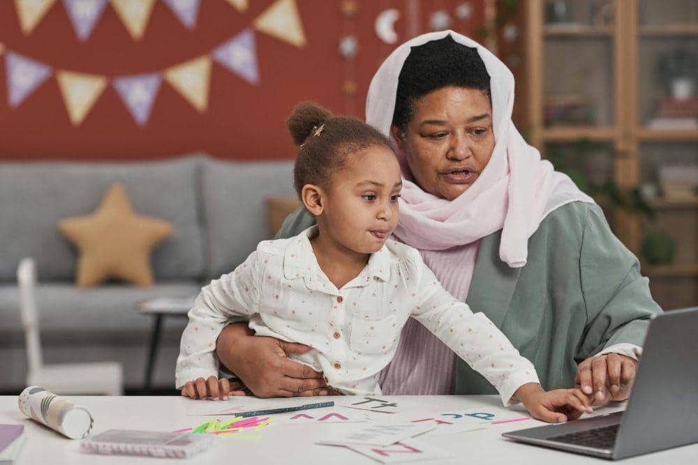 ilustrasi ibu menceritakan kisah Nabi Ibrahim dan Nabi Ismail pada anak (pexels.com/Werner Pfennig)