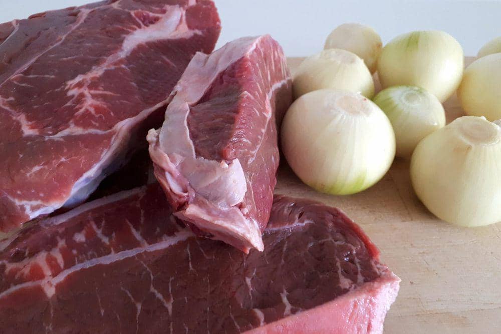 Ilustrasi daging dan bawang bombai (Pixabay)