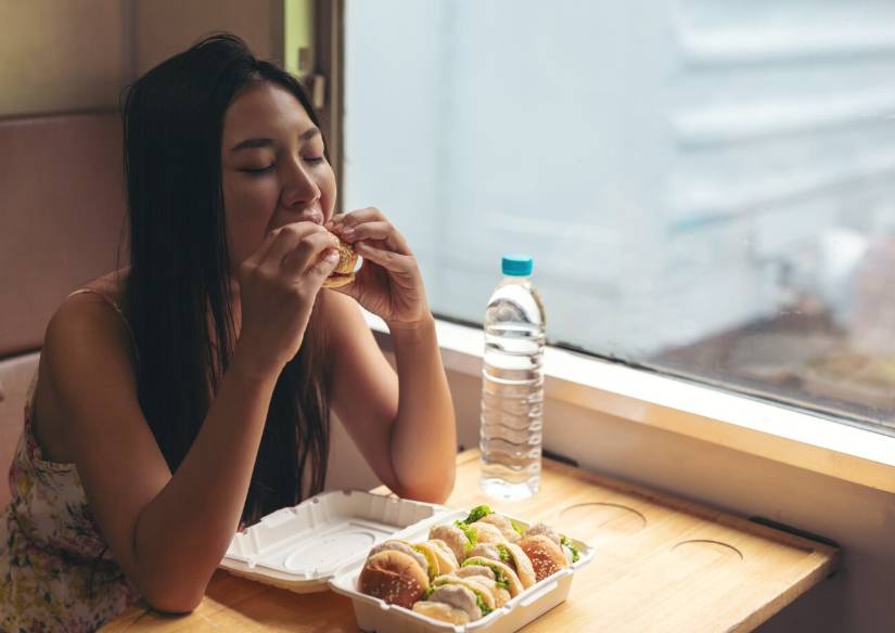 ilustrasi makan (freepik.com/jcomp)