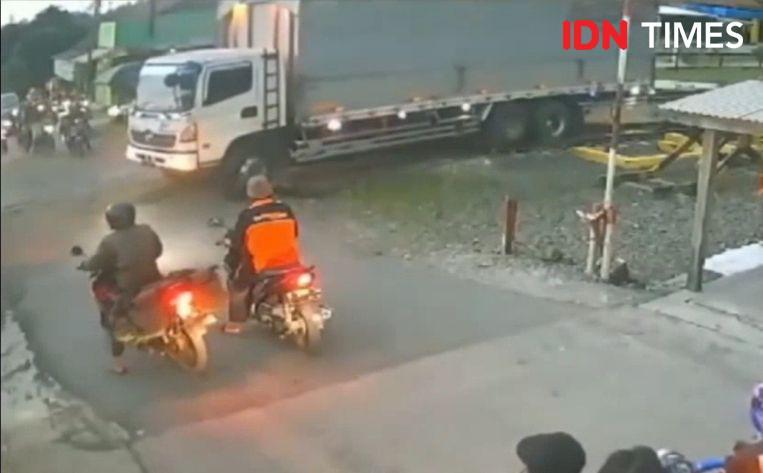 Tronton Parkir di Tengah Rel Kawunganten, Sopir Mengira Lahan Kosong