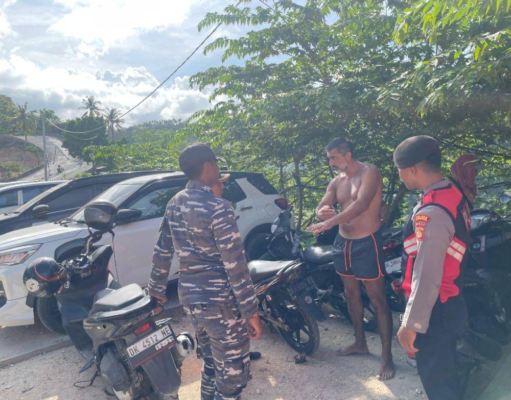 Wisatawan terjebak di bawah tebing, di Pantai Atuh Nusa Penida. (Dok. IDN Times/istimewa)