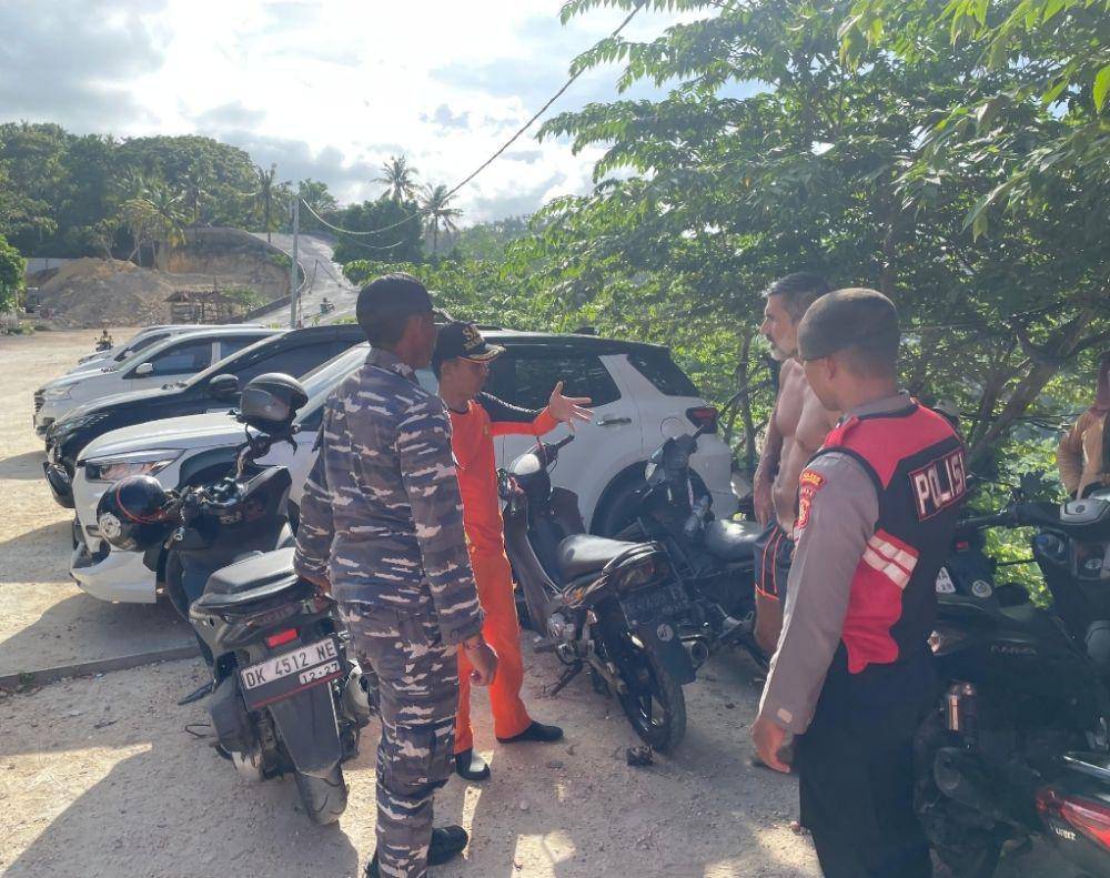 Wisatawan terjebak di bawah tebing, di Pantai Atuh Nusa Penida. (Dok. IDN Times/istimewa)
