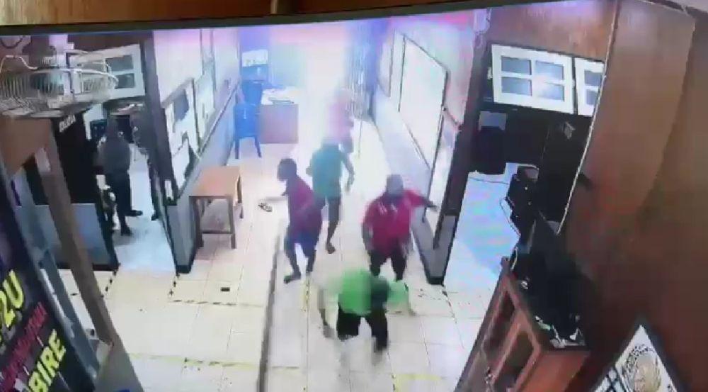 Tangkapan layar video CCTV saat 19 narapidana di Lapas Nabire melarikan diri/Istimewa