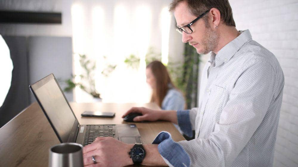 ilustrasi pria bekerja (unsplash.com/TheStandingDesk)