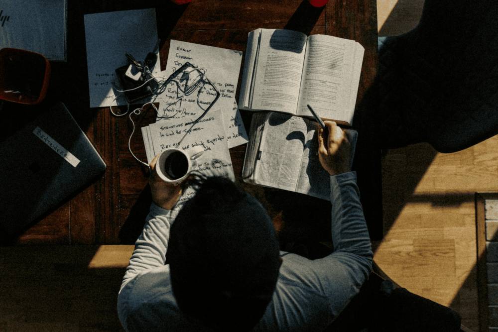 ilustrasi pria yang fokus pada pendidikan (unsplash.com/Jacob Bentzinger)