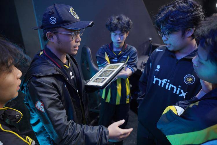 Pelatih ONIC, Coach AFM Memberikan Analisa Pertandingan Kepada Timnya di Matchday 2 Week 6.jpg