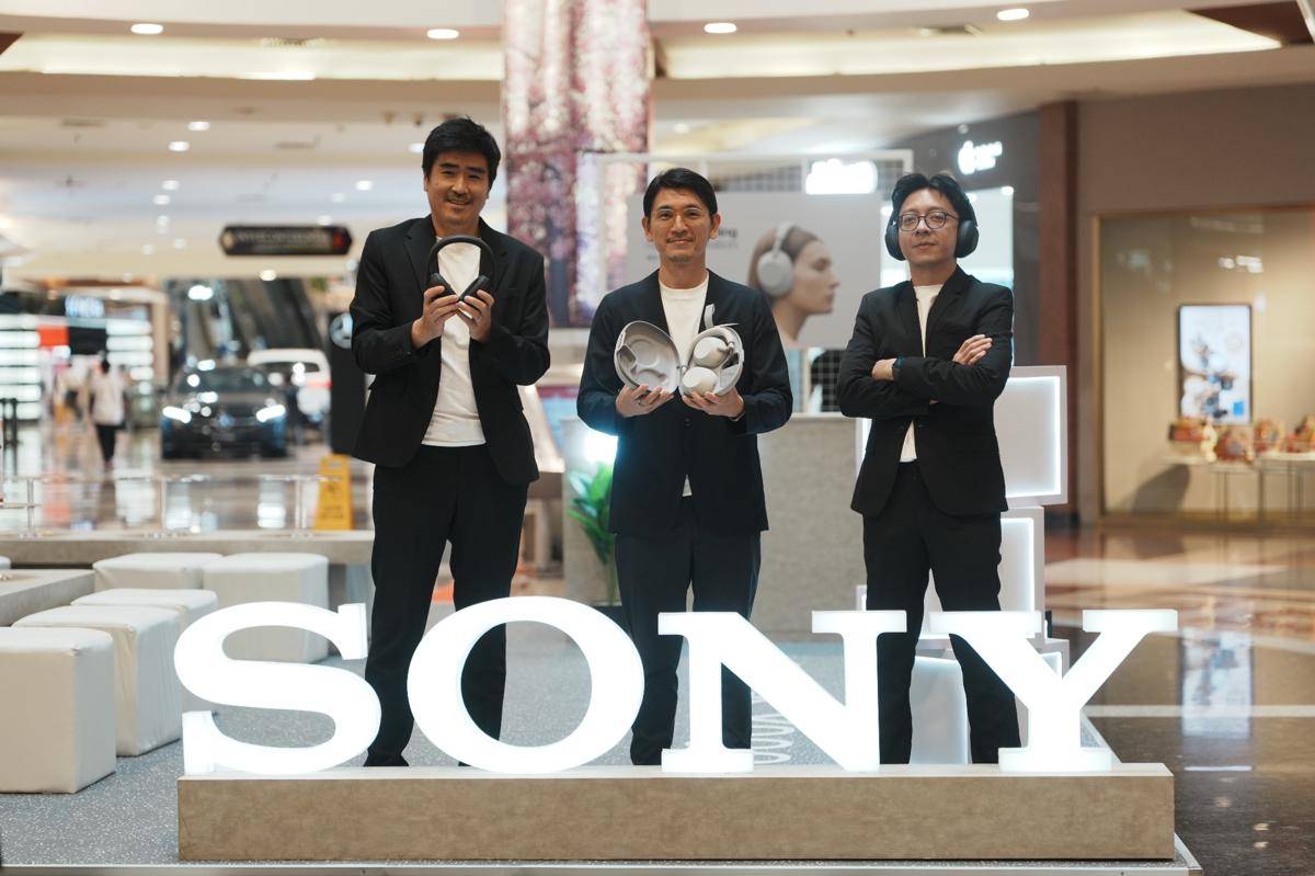 (ki-ka) Aki Hosoda, Marketing Director PT Sony Indonesia; Motoya Itako, President Director PT Sony Indonesia; Tirza Abdurrahman, Product Marketing PT Sony Indonesia (2).JPG