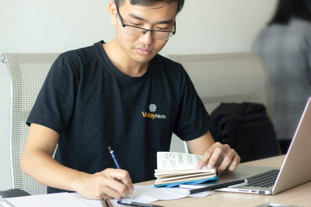 ilustrasi pria yang fokus pada pendidikan (unsplash.com/Van Tay Media)