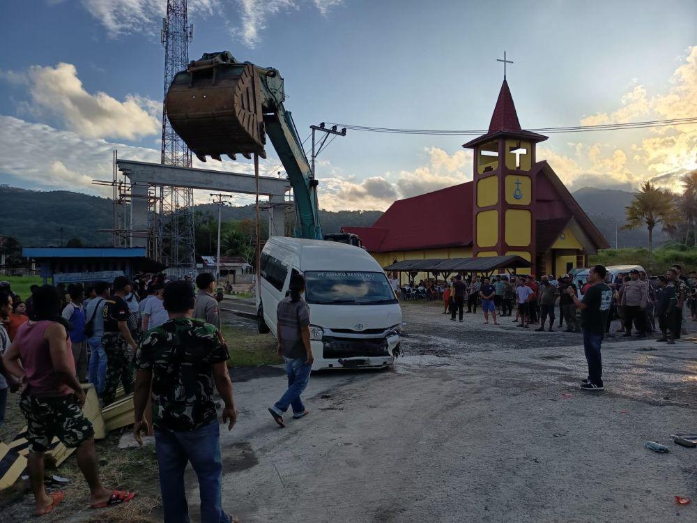 Rem Blong, Truk Tabrak 5 Mobil di Taput dan Terguling