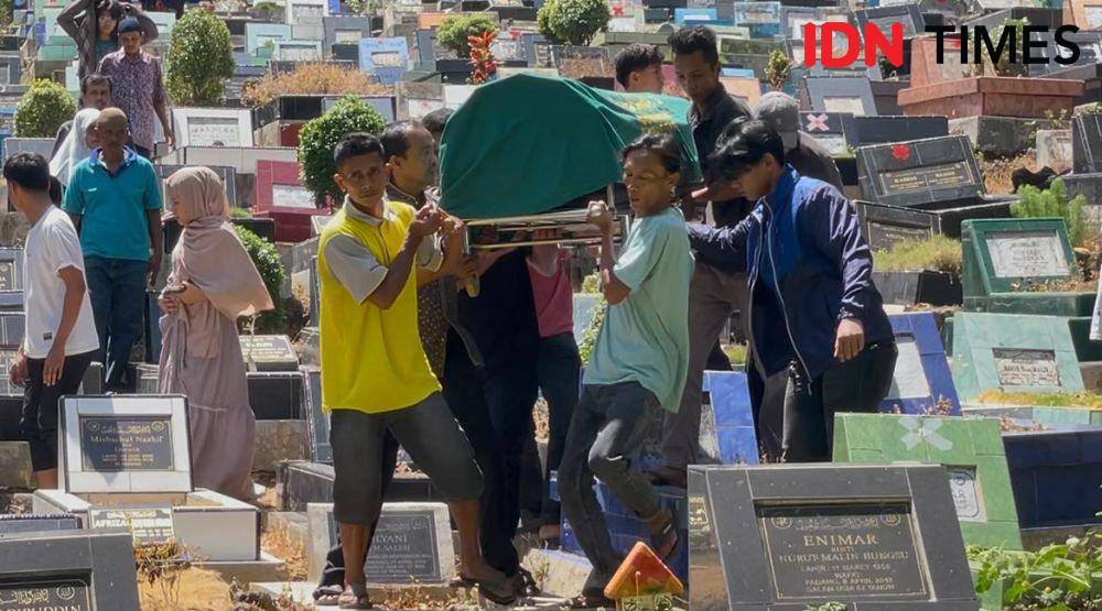 Keluarga menggotong jenazah Desi untuk dikebumikan (Foto: IDN Times/Halbert Caniago)