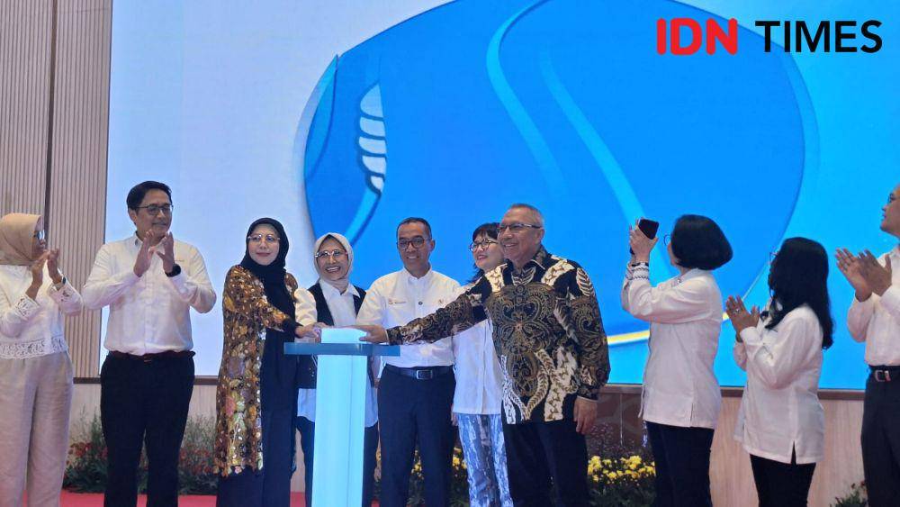 Menteri Pendidikan Tinggi, Sains, dan Teknologi (Mendiktisaintek) Brian Yuliarto, Ketua Komisi X DPR RI Hetifah Sjaifudian, beserta jajaran dalam peluncuran Program Beasiswa Doktor untuk dosen di Jakarta, Senin (2/6/2025) (IDN Times/Lia Hutasoit)