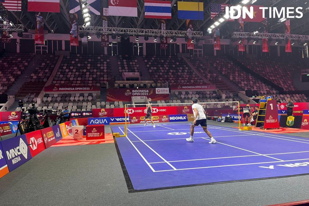 Kilau Biru Warna Lapangan Indonesia Open 2025, Atlet Silau Gak?