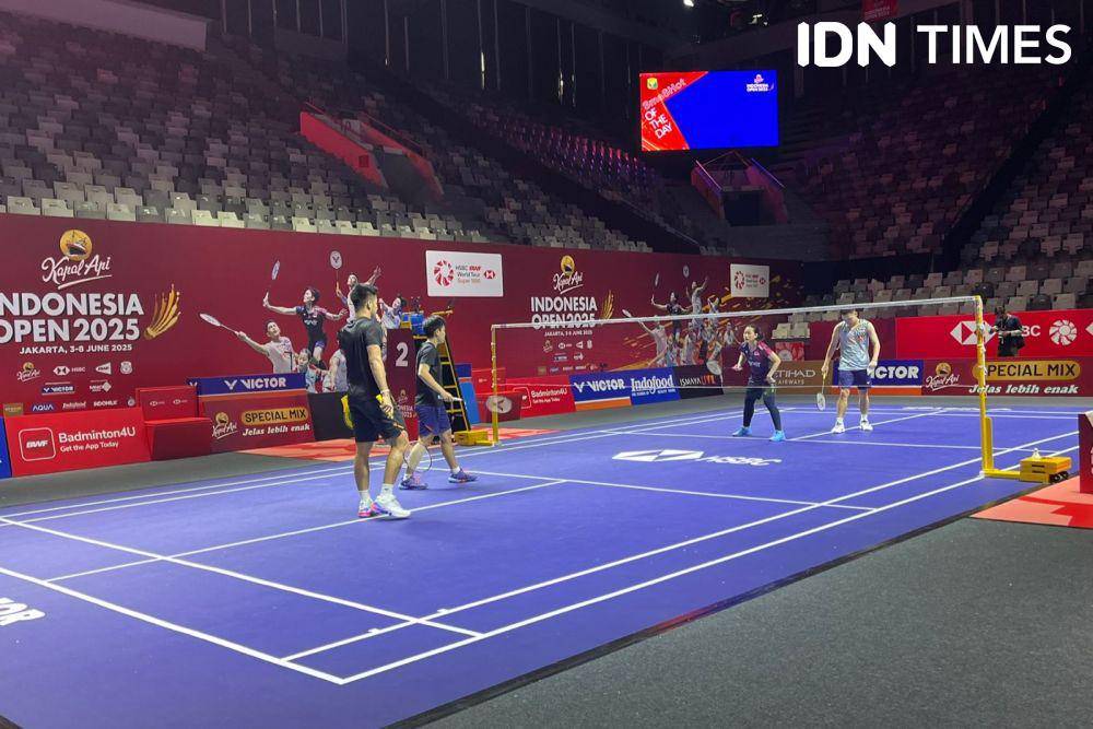 Biru-keunguan menjadi warna lapangan baru Indonesia Open 2025 (IDN Times/Margith Damanik)