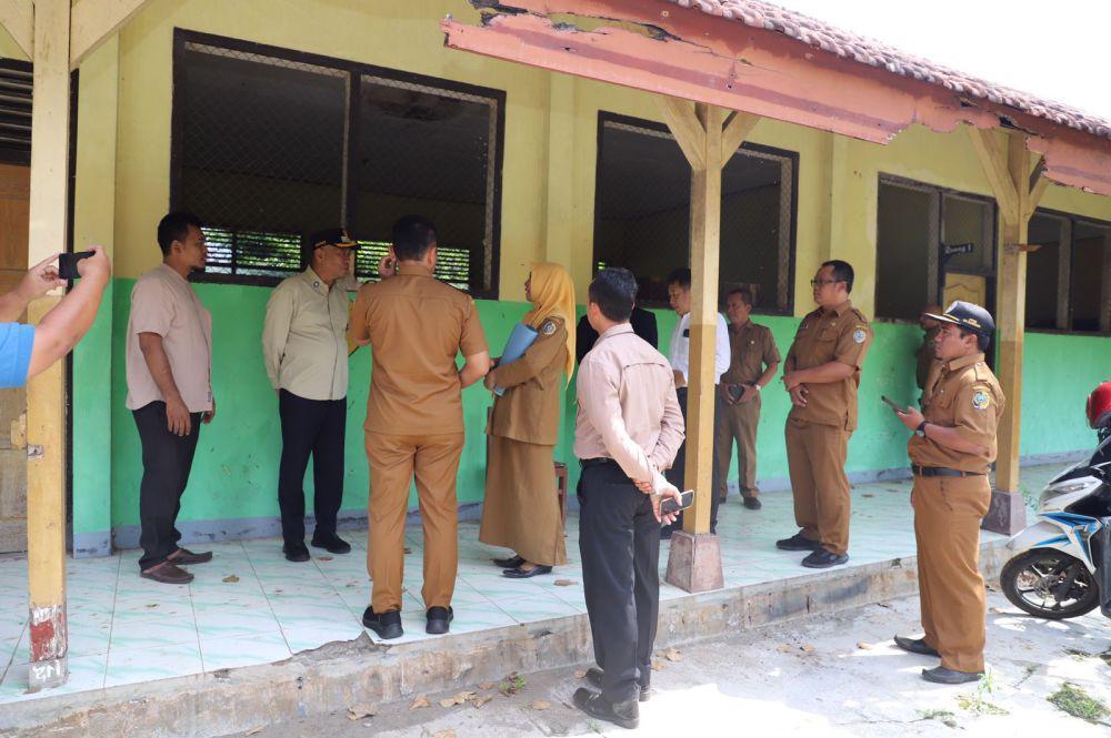 Bupati Tulungagung Gatut Sunu Wibowo saat survey lokasi transit sekolah rakyat. IDN Times/ Bramanta Pamungkas