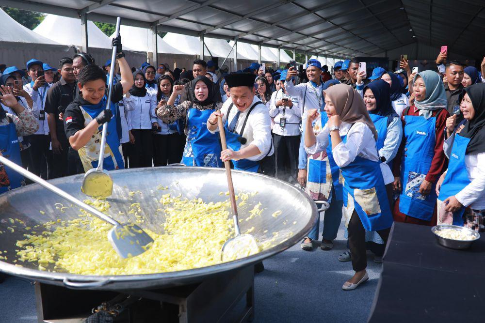 Hari Pancasila, Bobon Santoso Masak Seribu Paket Makanan